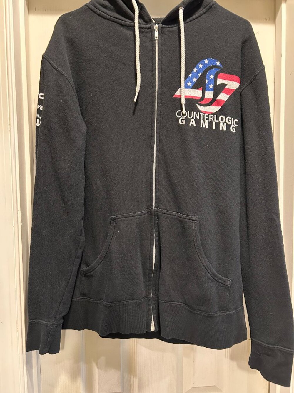 Men's Size Large Counter Logic Gaming Zip-Up Hoodie